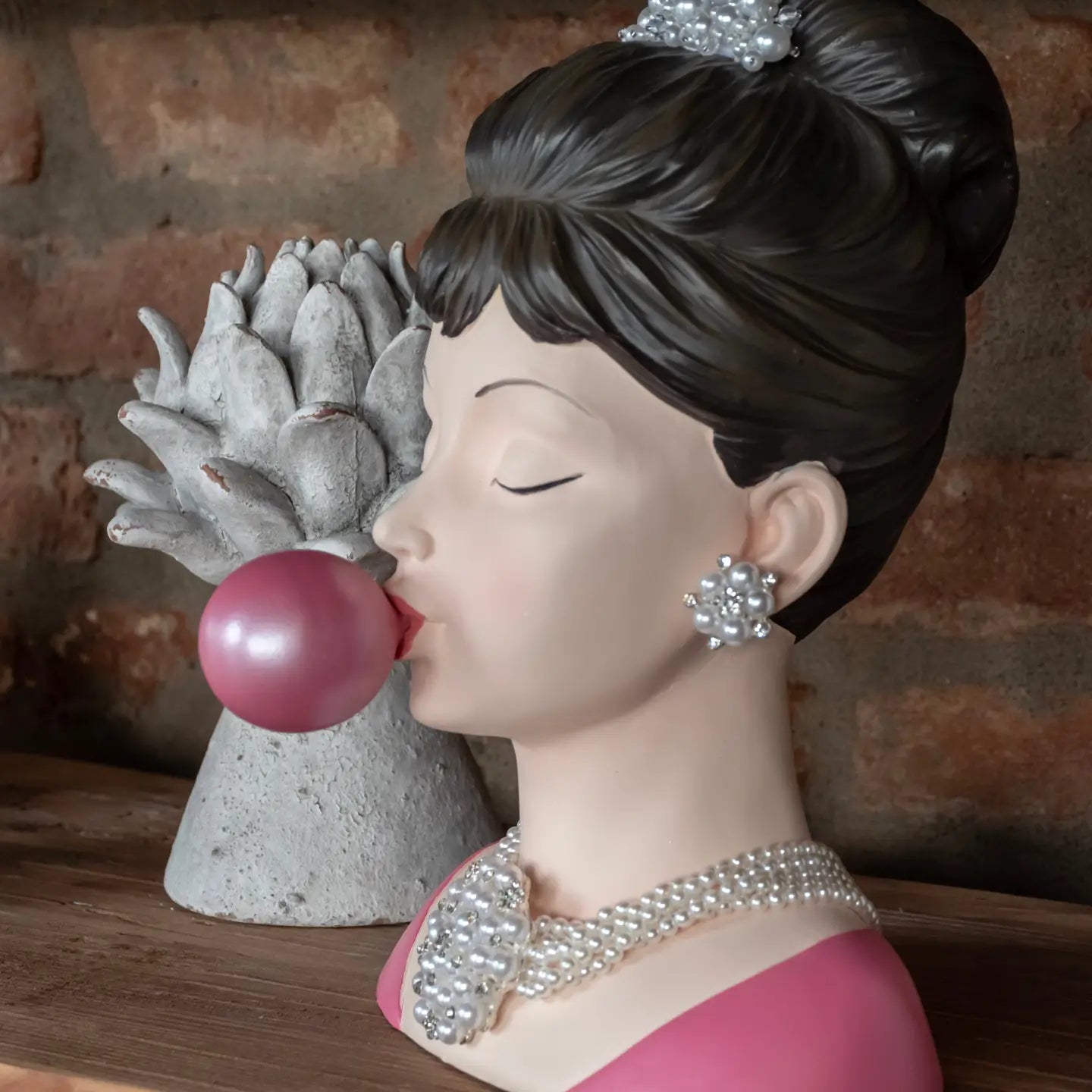 Damenbüste „Bubble Gum“ aus farbigem Harz H 30 x 22 x 23 cm