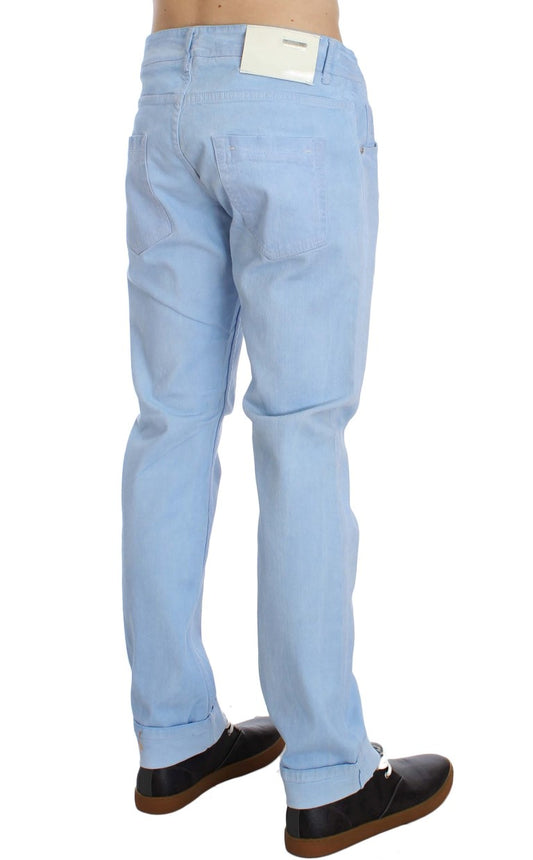 Acht Blaue Baumwoll-Stretch-Jeans mit niedriger Taille