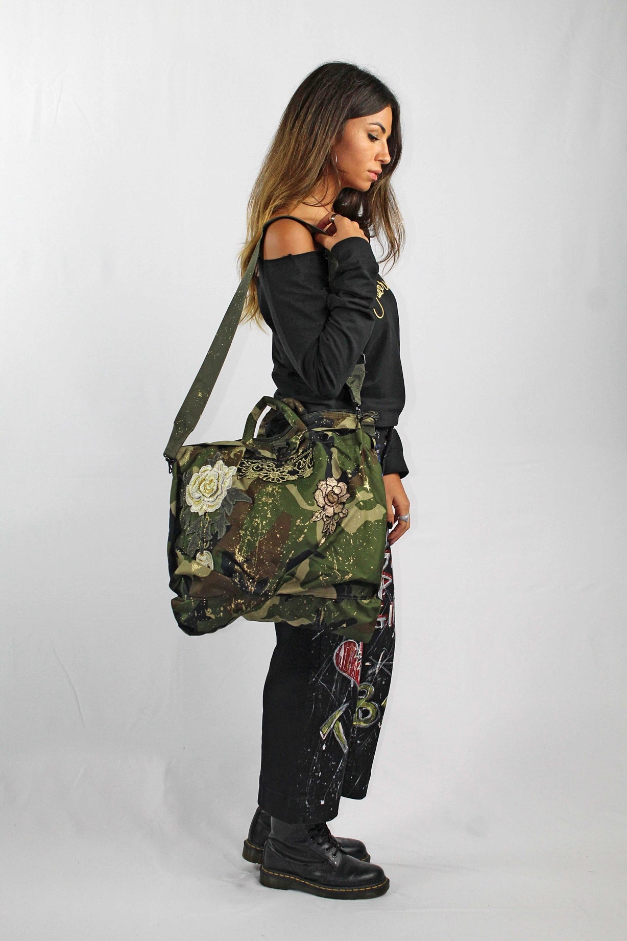 Handbemalte Militärtasche mit Einsätzen und Applikationen