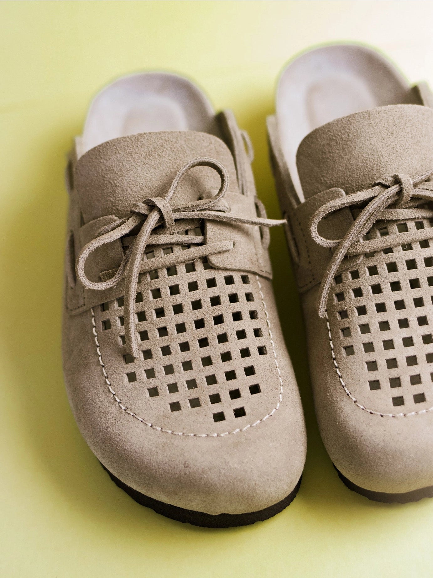 Lederclog „Ziar“ Veloursleder in Taupe