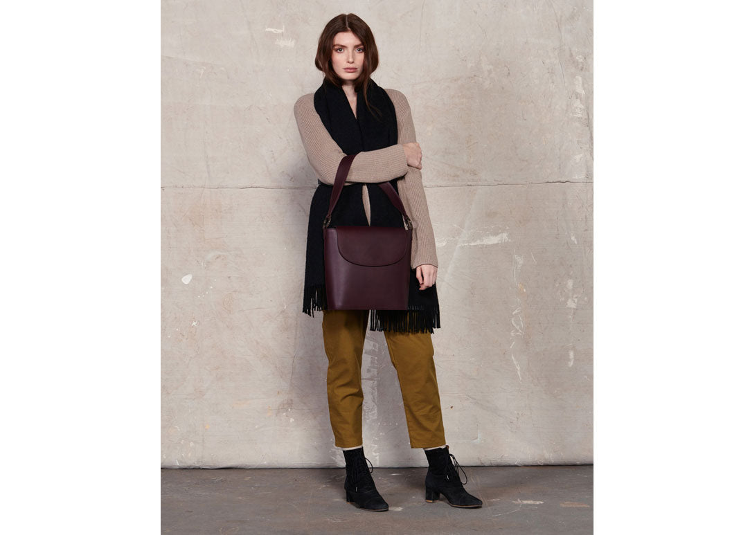 Luca Schultertasche Plum aus Glattleder