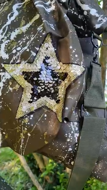 Handbemalte Militärtasche mit Einsätzen und Applikationen